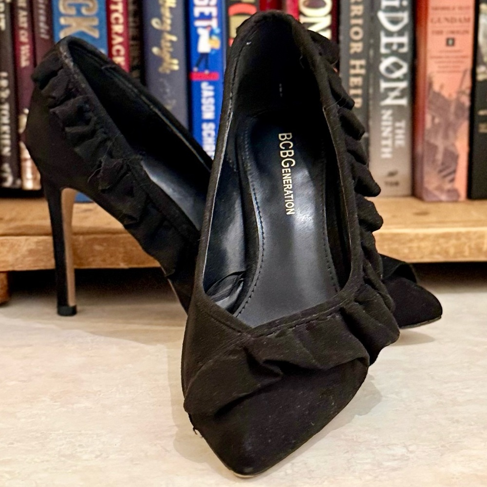 BCBGeneration Elegant Black Ruffle Heels sz 6